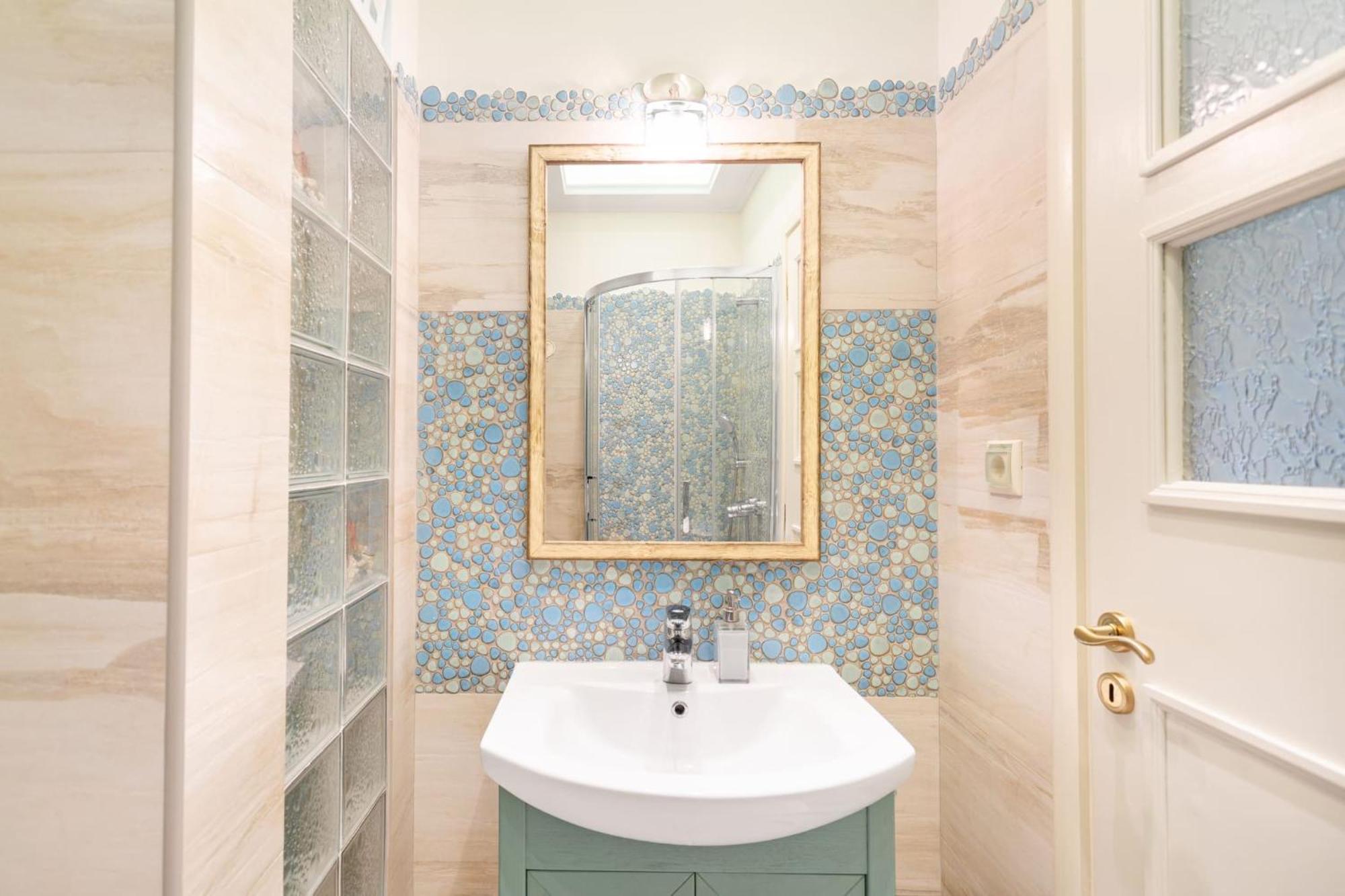 Bright, Calming Retreat With A Balcony Near Metro! Apartment *