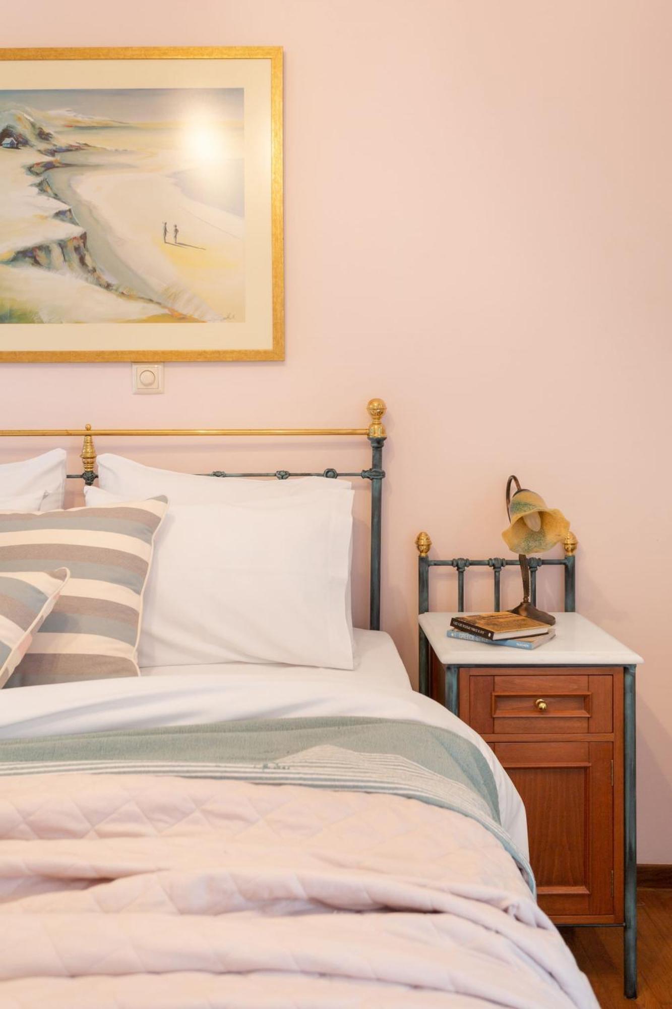 Apartment Bright, Calming Retreat With A Balcony Near Metro! Athens