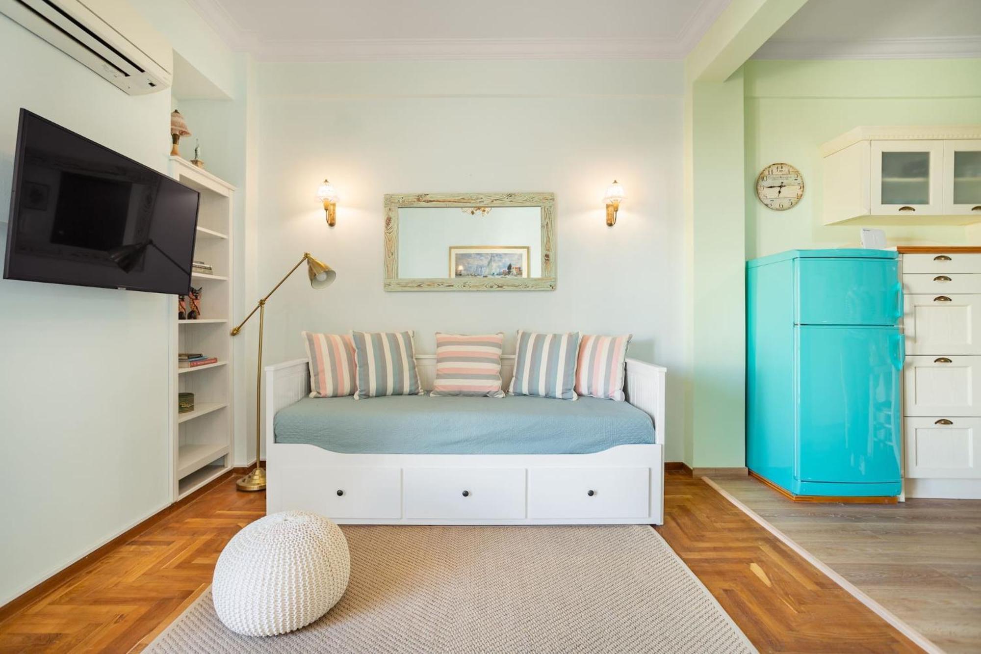 Bright, Calming Retreat With A Balcony Near Metro! * Athens