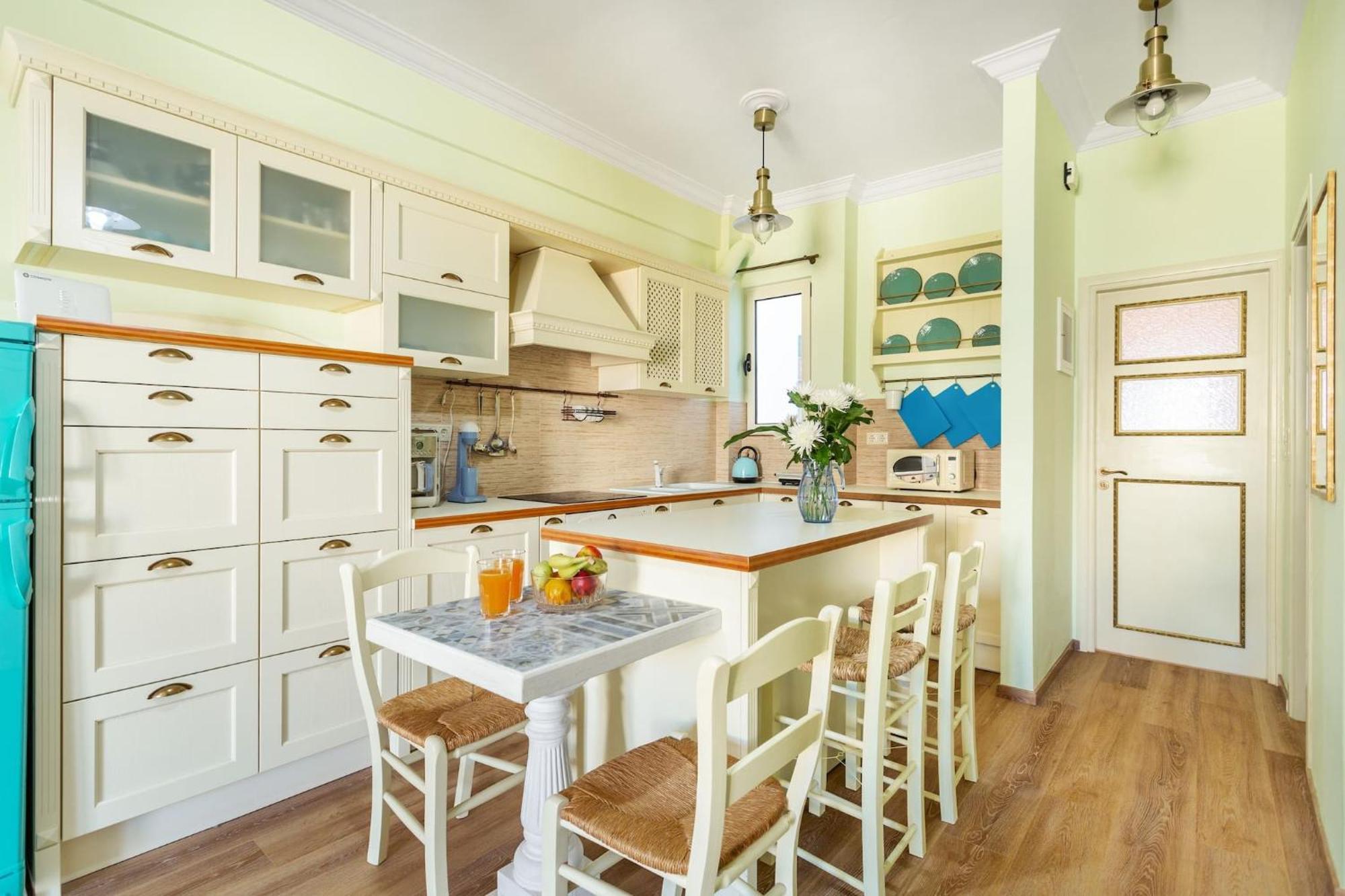 Bright, Calming Retreat With A Balcony Near Metro! Apartment